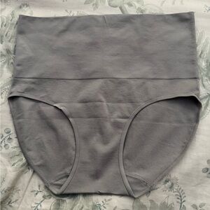 🐰Underoutfit High-Waisted Smoothing Briefs🐰